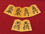 竹風作清安御蔵島黄楊上柾目彫将棋駒　新品/桐製平箱付（K2026）
